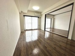 大きな窓辺からの日差しが暖かい室内を演出します。明るい室内は自然と住まう人の気分も明るくしてくれます。
