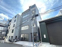 ２路線３駅利用可。鉄筋コンクリート造の４階建て