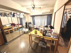 南向きの室内、大きな窓からの明るい陽光がリビングを包み込んでくれます。明るい空間では自然と気持ちも明るくなれますね。
