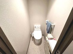 節水はもちろんお手入れのしやすさが特徴の温水シャワー機能付きトイレ。いつでも清潔なトイレを保てます。
