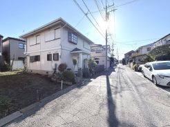 前面道路は5ｍと広々。