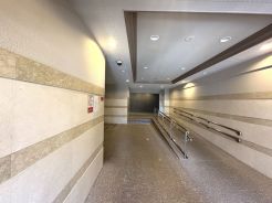 広々としたエントランスホールが開放感を演出。タイル張りの上質な空間。
