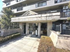 重厚な雰囲気を醸し出す、高級感のあるエントランス
