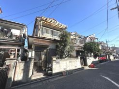 周辺には商業施設も多数、生活便利