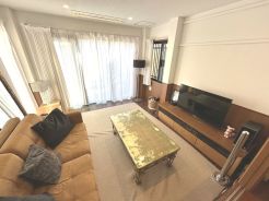 大きな窓辺からの日差しが暖かい室内を演出します。明るい室内は自然と住まう人の気分も明るくしてくれます。
