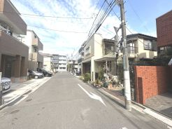 前面道路は６ｍと広々。車庫入れの苦手な方でもラクラク駐車が可能です。
