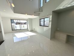 【アーバンポート施工例】一日の中で最も長い時間を過ごすＬＤＫは全棟１９帖と広々、レイアウトもしやすく、広々とした空間には自然と家族の笑顔が集います。
