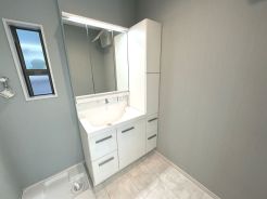 【アーバンポート施工例】大きな三面鏡、実用性と機能美を兼ね備えた先進の洗面化粧台。ノズルが伸びお手入れもしやすくなっています。リネン類、ストック用品もしまえる豊富な収納量でスッキリ綺麗な空間を保っておけます。
