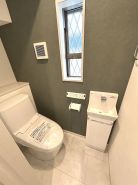 【アーバンポート施工例】節水はもちろんお手入れのしやすさが特徴の温水シャワー機能付きトイレが２ヶ所。いつでも清潔なトイレを保てます。
