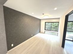 アクセントクロスを配しシンプルな中にもデザイン性が際立つ端正な室内に
