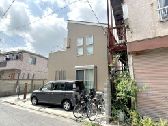 閑静な住宅街、前面道路は交通量も少なく小さなお子様がいるご家庭も安心。
