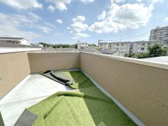 屋上にはルーフバルコニー！開放的な空間で季節毎にガーデニングや夏はプールも楽しめます。
