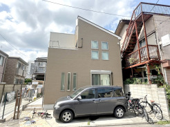カースペースあり、ワンボックスカーも充分駐車できる広さです。お子様とのお出かけや大きなお買い物時でも駐車場まで歩く必要がなく、大変便利です。

