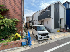 閑静な住宅街、前面道路は交通量も少なく小さなお子様がいるご家庭も安心。
