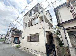 閑静な住宅街、前面道路は交通量も少なく小さなお子様がいるご家庭も安心。
