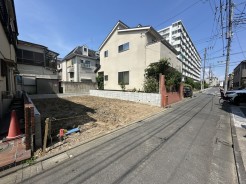 閑静な住宅街、前面道路は交通量も少なく小さなお子様がいるご家庭も安心。
