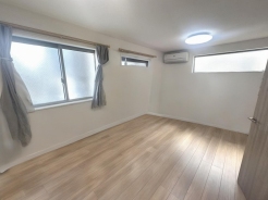３階には8.9帖の洋室。お子様の成長に合わせて間仕切りし４部屋＋ＬＤＫにも変更可能※ＡＩによる画像生成済