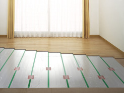 ＬＤＫには電気式と比べ、立ち上がりが早く、部屋全体がムラなく温まるガス温水式床暖房を標準装備。ランニングコストも経済的です！