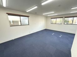 ２面採光の明るい室内。光を採り込むために計算された設計となっています。陽当りの良さを是非現地でご体感ください！

