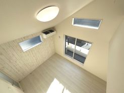 勾配天井の天井高が開放感をもたらす広々リビング・ダイニング。ゆとりある空間だからこそできる仕様。明るい陽光が射し込み室内が光に包まれるように設計されています。【１号棟】
