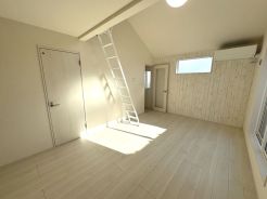 リビングを中心とした設計が明るいファミリー空間を実現。家族団らんの時間も増えそうです。
