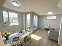 くつろぎを開放感が彩る16.3帖のリビングには常に家族の笑顔が溢れます。いつでも内覧可能ですので現地で開放感をご体感ください。【2026年1月撮影】