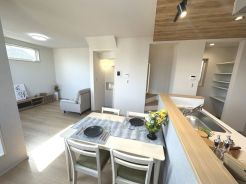 リビングが見渡せる人気の対面キッチンを採用。お料理しながら家族の会話も弾みます。目が届きますので小さなお子様がいるご家庭でも安心。【2026年1月撮影】