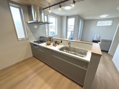 お手入れのしやすい人工大理石トップのシステムキッチン。収納スペースも豊富。３口コンロでお料理の幅も広がりますね。【2026年1月撮影】