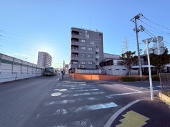 環七通り側道に面す、南側抜けていますので陽当り良好です。