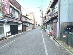 前面道路も６ｍと広々。駅近ながら落ち着いた環境です。
