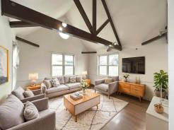 南向きの室内、大きな窓からの明るい陽光がリビングを包み込んでくれます。明るい空間では自然と気持ちも明るくなれますね。※ＡＩによる画像生成済み

