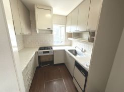 お手入れのしやすい人工大理石トップのシステムキッチン。収納スペースも豊富。３口コンロでお料理の幅も広がりますね。
