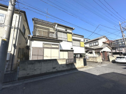 前面道路も６ｍと広々。車庫入れの苦手な方でもラクラク駐車が可能です。
