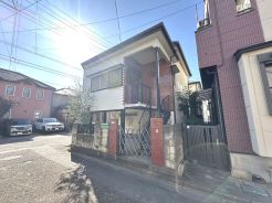 閑静な住宅街、前面道路は交通量も少なく小さなお子様がいるご家庭も安心。

