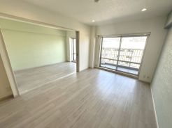 リビングを中心とした設計が明るいファミリー空間を実現。家族団らんの時間も増えそうです。
