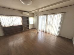 南向きの室内、大きな窓からの明るい陽光がリビングを包み込んでくれます。明るい空間では自然と気持ちも明るくなれますね。
