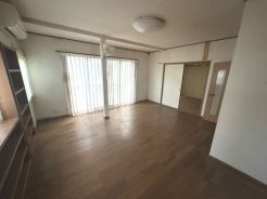 くつろぎを開放感が彩る１１．５帖のリビングには常に家族の笑顔が溢れます。いつでも内覧可能ですので現地で開放感をご体感ください。
