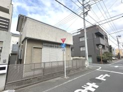 建物、木造２階建て、平成１３年１２月築、建物面積４９．６８平米。建物まだまだ使えます