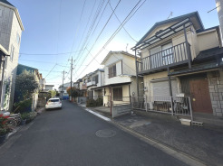 前面５ｍ道路に面す。前面道路は交通量も少なく小さなお子様がいるご家庭も安心。
