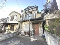 ２階建ての３Ｋタイプ。２駅利用可。竹ノ塚・北千住各駅へもバス便でアクセス良好