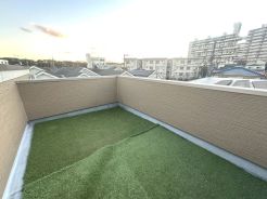 屋上にはルーフバルコニー！開放的な空間で季節毎にガーデニングや夏はプールも楽しめます。
