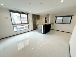 ゆったりとした時間が流れるくつろぎのＬＤＫ。ご家族との会話を中心に考えた一体感のある間取りになっています。陽光をしっかり取り入れた、明るく広々としたリビング空間は家族団欒の場に最適です。
