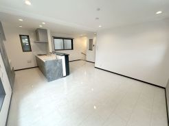 一日の中で多くの時間を過ごすリビングだからこそ、いつも穏やかで心地の良い空間を。足元からじんわり暖まる床暖房を標準装備。空気や肌が乾燥しにくく、また塵や埃も舞い上がりません。

