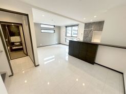 くつろぎを開放感が彩る１６．８帖のリビングには常に家族の笑顔が溢れます。いつでも内覧可能ですので現地で開放感をご体感ください。
