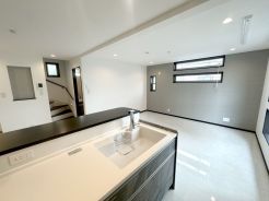 憩いの時間を生むダイニング。家族の食卓を明るく華やかに演出。美味しい料理と共に今日あったことを話しながら、大切な時をお過ごしください。
