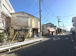 前面道路も広々。落ち着いた閑静な住宅街、前面道路は交通量も少なく小さなお子様がいるご家庭も安心。

