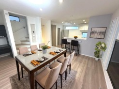 リビングイン階段を採用。リビングを通って上階へ上がりますので自然と家族が顔を合わせる設計です。※ＡＩによる画像生成済
