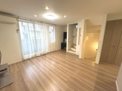 ゆったりとした時間が流れるくつろぎのＬＤＫ。ご家族との会話を中心に考えた一体感のある間取りになっています。陽光をしっかり取り入れた、明るく広々としたリビング空間は家族団欒の場に最適です。
