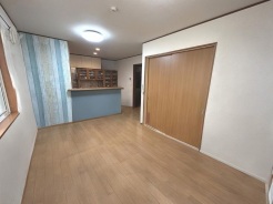 一日の中で最も長い時間を過ごすＬＤＫは１３．２帖と広々、レイアウトもしやすく、広々とした空間には自然と家族の笑顔が集います。※ＡＩによる家具消し実施済
