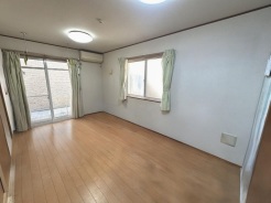 ゆったりとした時間が流れるくつろぎのＬＤＫ。ご家族との会話を中心に考えた一体感のある間取りになっています。陽光をしっかり取り入れた、明るく広々としたリビング空間は家族団欒の場に最適です。※ＡＩによる家具消し実施済
